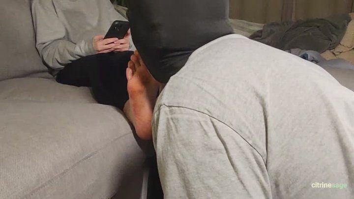 Citrinesage - Foot slave cleans my dirty feet with his tongue