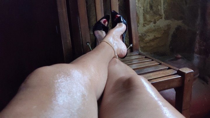 Goddess Foot Fetish - Very pronounced arches in high heels (1)