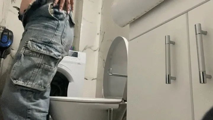Nipsandstrips - Huge ass blonde girl toilet dumping