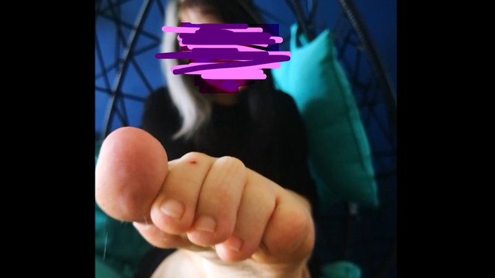 Limeraspberryfemdom - A genoux devant mes pieds