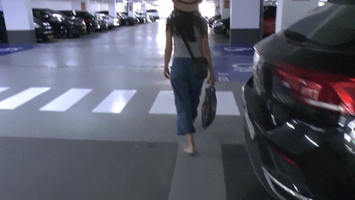 Barefootcityexperience - Lolly barefoot stroll thru carpark in Netherlands