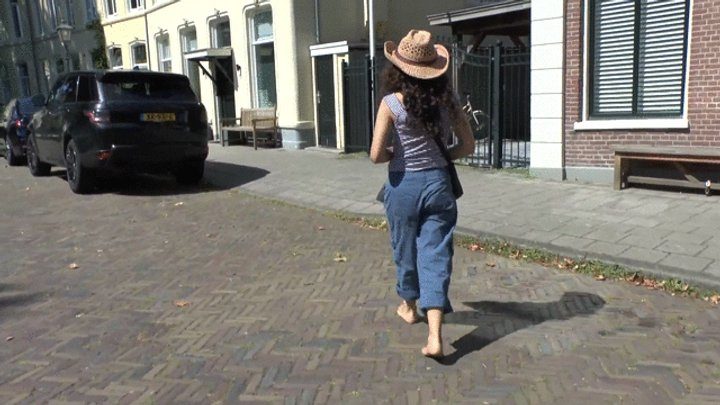 Barefootcityexperience - Lolly on a hot sunny day in park