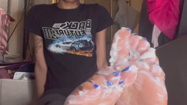 Brickyangmeibigfeet - Lotioning my soft size 13s
