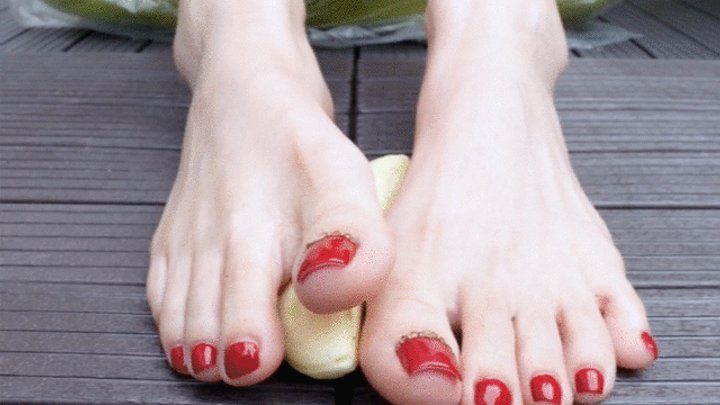 Lananguyen Feet - MY FEET PLAY WITH BANANA