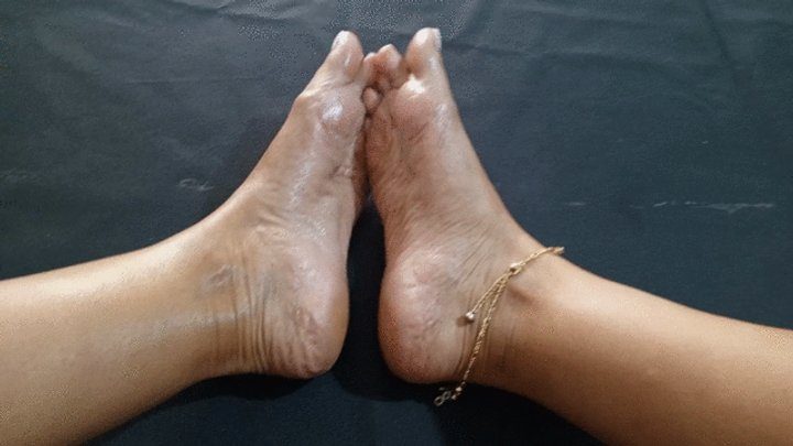 Goddess Foot Fetish - What delightful pronounced arches and rich wrinkled soles (3)