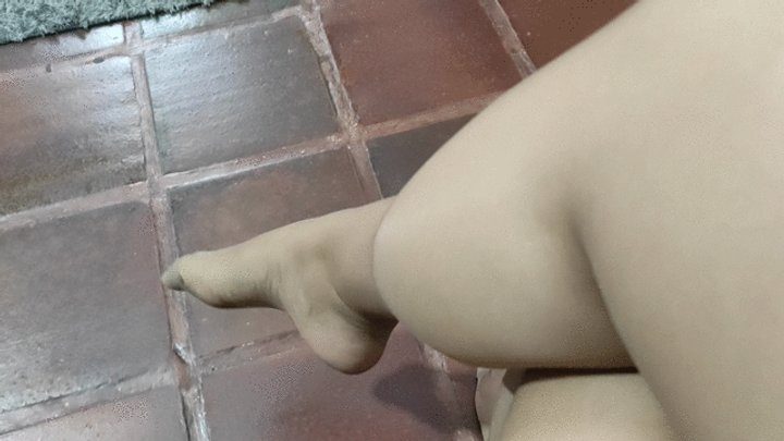 Goddess Foot Fetish - Alicia shows off her pronounced arches in pantyhose (2)