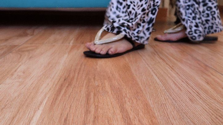 Bbwomanlicious - Dolce walking and showing her flat sandals - FOR MOBILE DEVICE USERS - FLAT - SANDAL - NATURAL NAILS