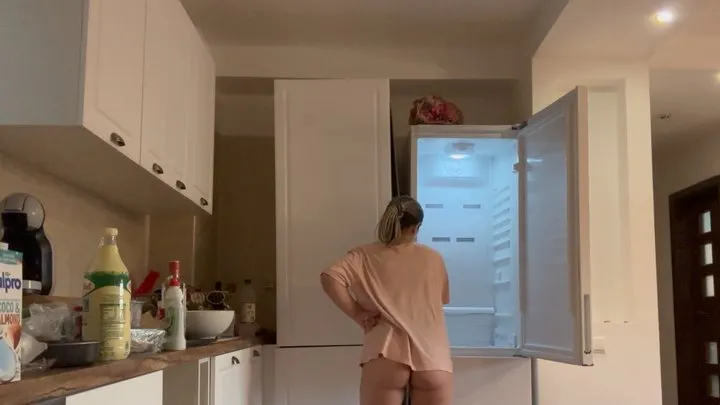 Nipsandstrips - Cleaning the fridge with me with lots of farts