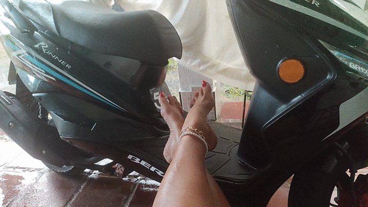 Goddess Foot Fetish - Enjoy my pronounced arches while it rains (1)