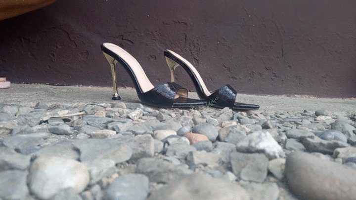 Goddess Foot Fetish - Roxan and her pronounced bows in gorgeous high heels (3)