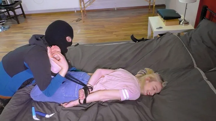 Kitzelseite Ticklefun - Emma tickled in hogtie