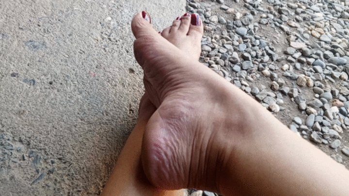 Goddess Foot Fetish - Enjoy my pronounced arches and wrinkled soles of feet (3)
