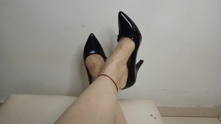 Goddess Foot Fetish - Pronounced arches and wrinkled soles on stiletto heels (4)