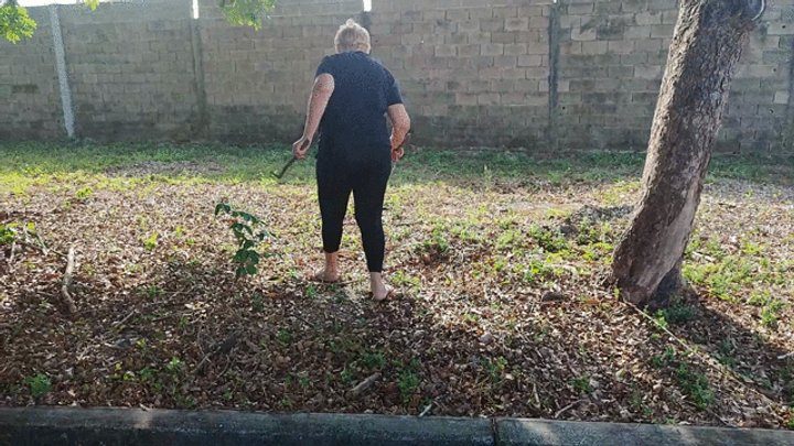 Goddess Foot Fetish - Scratching my feet and body from cleaning up grass (1)