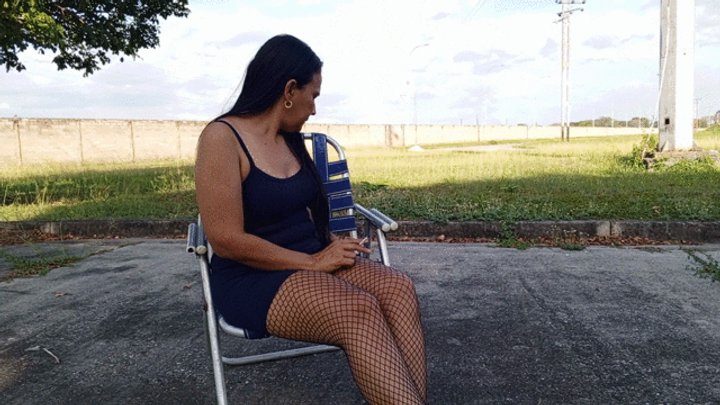 Goddess Foot Fetish - The bows and soles of the goddess Roxan while smoking a cigarette (3)