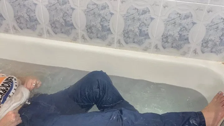 Nipsandstrips - Farting in bathtube with bubbles