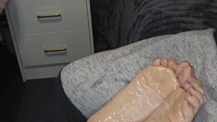 Misbehavedxoxo - Oily soles tickled with a brush These feet are yours please tickle the soles of my feet