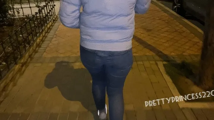 Prettyprincess - Noisy farts in park