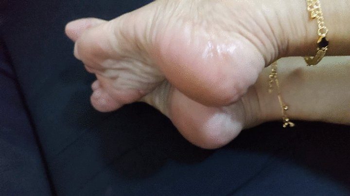 Goddess Foot Fetish - What a delight of Angelin's wrinkled soles and pronounced arches (1)