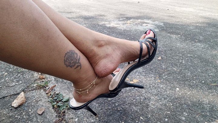 Goddess Foot Fetish - Very pronounced arches on crossed feet and high heels (3)