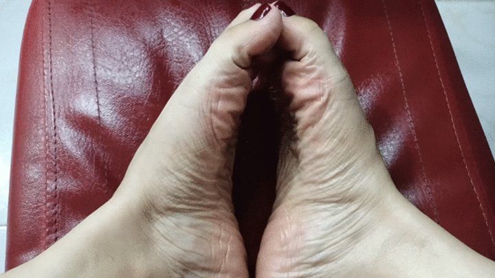 Goddess Foot Fetish - Stunning pronounced arches and wrinkled soles of the goddess Tami (4)