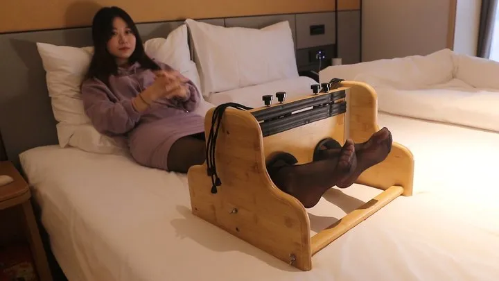 Cgbf - Cute Asian girl's beautiful feet are tickled
