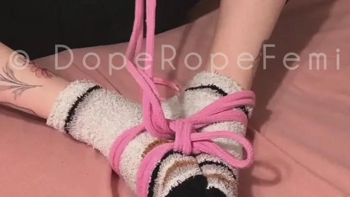 Doperopefemi - Feet tie: Tying fuzzy socks - Watch and Learn