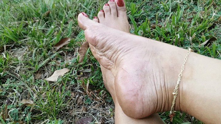 Goddess Foot Fetish - Wrinkled soles, pronounced arches, lots of oil, and perfect feet (3)