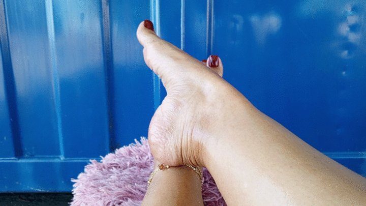 Goddess Foot Fetish - Pronounced arches along with wrinkled soles and Roxan toes (3)