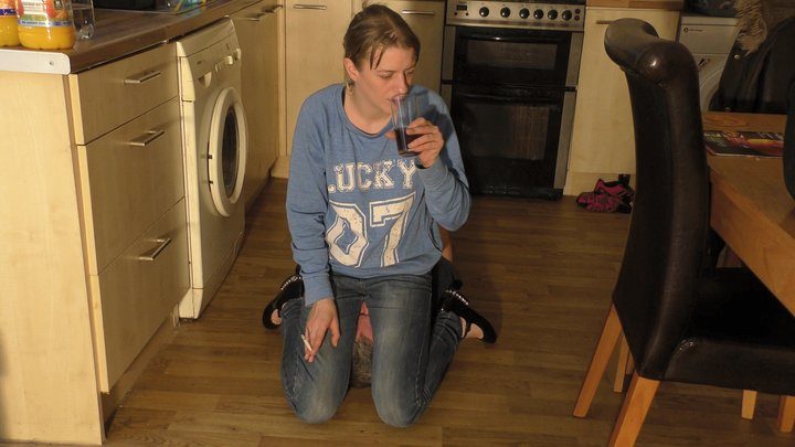 C H E L S E A - Chelsea Face Siting In Jeans On Her Kitchen Floor (4K)