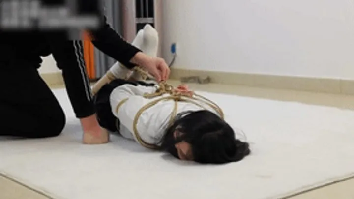 Chinese Bondage Foot Fetish - xy285-Tall flesh-colored JK beauty is tied up tightly with ropes and tries to find a way to get rid of it in the house