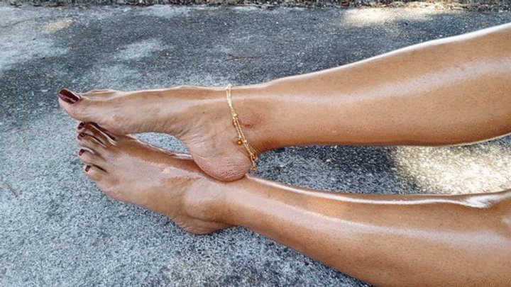 Goddess Foot Fetish - Roxan and its steep arches filled with lots of oil (3)