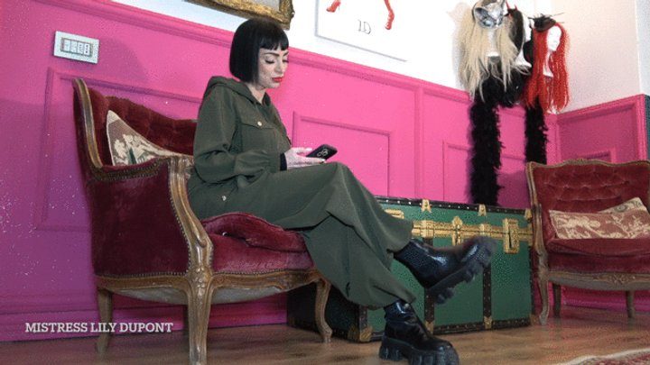 Lily Dupont - MISTRESS LILY DUPONT : OUE FEET SMELL SO MUCH