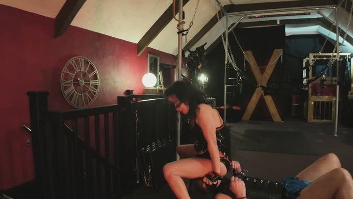 Mistress Poshtotti In Her Chambers - Face sitting a willing sub