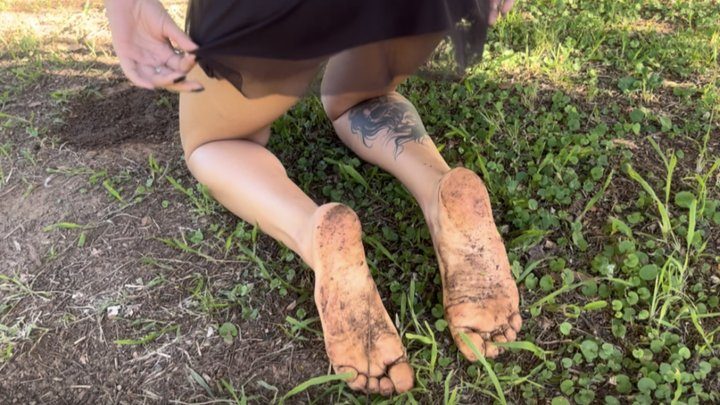 Ayanami Raw Fetish - Rubbing and playing with dirty feet in the garden