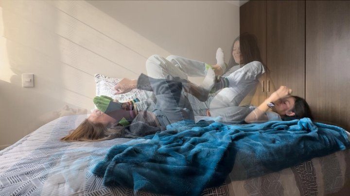 Scarlett And Chanel - La vecina y yo jugamos a lucha fémina de pies, cosquillas y aplastamiento