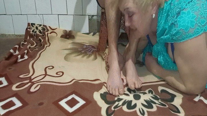 Appetizing Crumpet - Bad housewife sniffs her husband's feet WMV