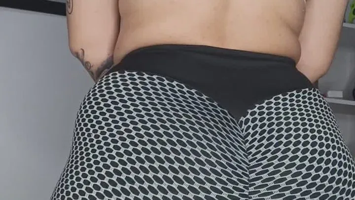 Latinamanyfetish - My sexy leggings catching my loud, wet farts