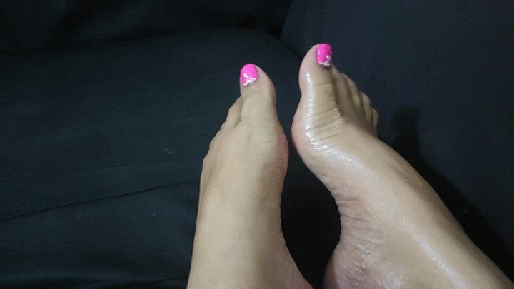 Goddess Foot Fetish - Alicia plays with a ball in the middle of her pronounced arches (2)