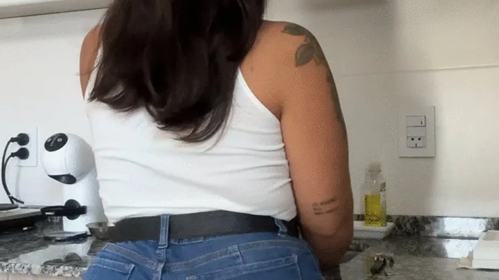 The Fart World - Carla LOUD Jeans Farts In The Kitchen!