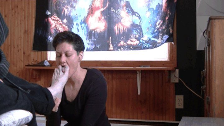 She Licks His Feet - Training Sarah-Lynn (mp4)