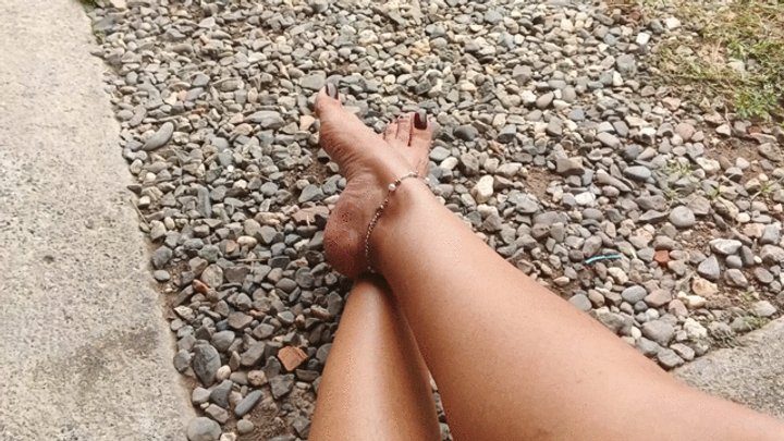 Goddess Foot Fetish - Roxan and its pronounced arches to the set of its wrinkled soles (3)