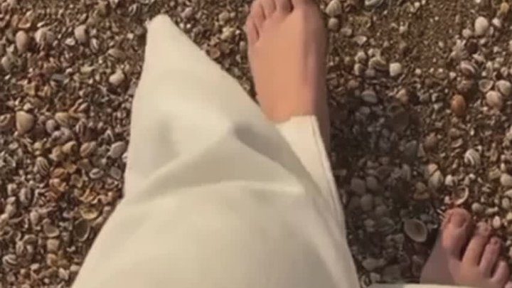 Sneakergirlnl - Bare feet beach walking