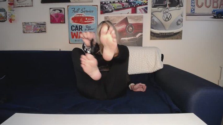 Mintmaypopasslicking - Feet teasing with feather