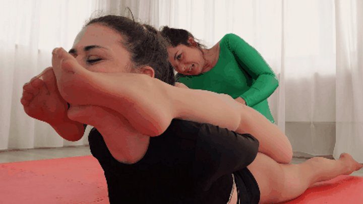 Italian Fetish Game - Pantyhose fight match: Lilith Vs Fatima