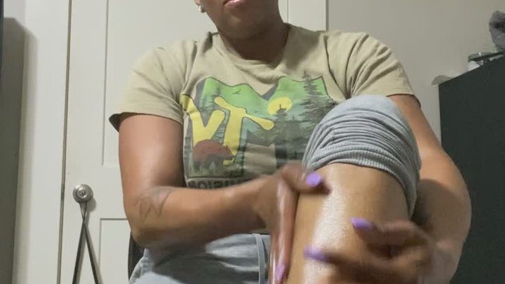 Mistresstoy - Oiling My Ebony Soles