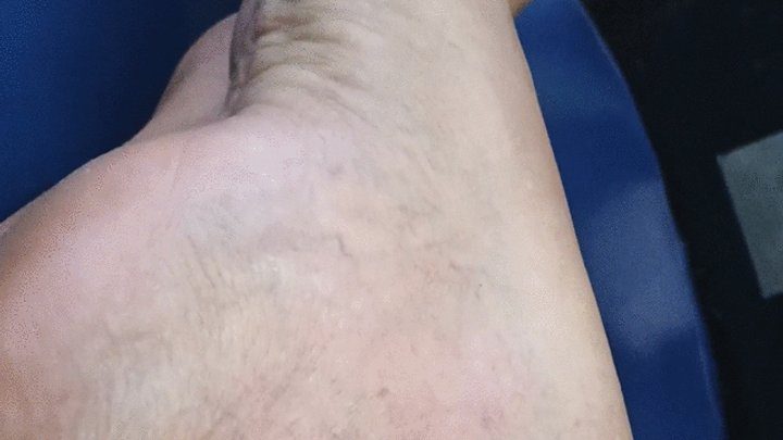 Goddess Foot Fetish - Beautiful model Roxan plays with her pronounced arches (3)