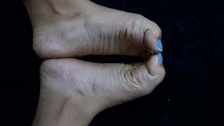 Goddess Foot Fetish - Kendall shows off her wrinkled soles and pronounced arches (5)