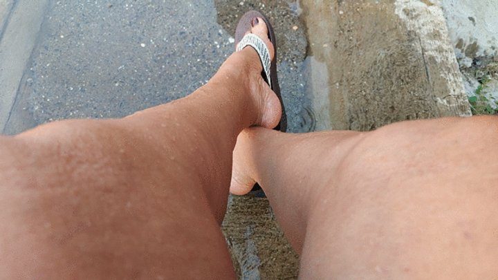 Goddess Foot Fetish - Pronounced arches in flip-flops playing in the rain (1)