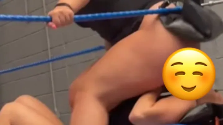 Nadia Sapphire - Barefoot, ass grinding, smothering and Stinkfaces